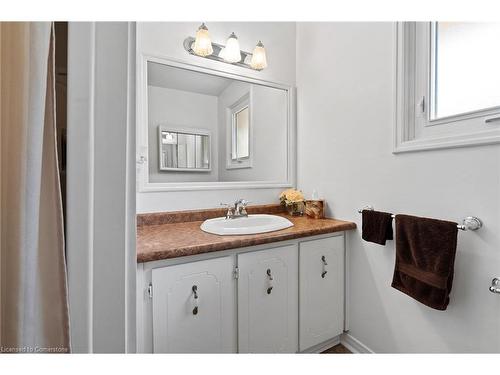 592 Grays Road, Stoney Creek, ON - Indoor Photo Showing Bathroom