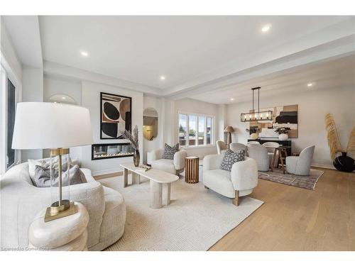 245 Dicenzo Drive, Hamilton, ON - Indoor Photo Showing Living Room