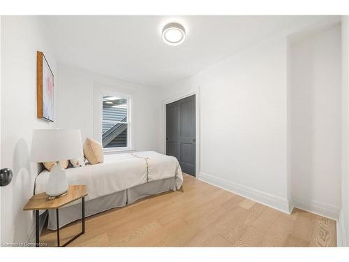 Main-15 Pine Street, Hamilton, ON - Indoor Photo Showing Bedroom