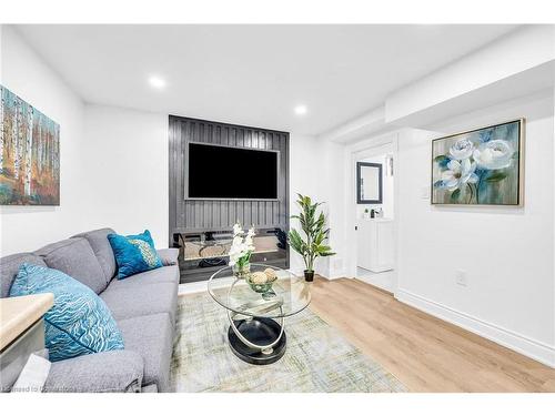 64 Viceroy Court, Hamilton, ON - Indoor Photo Showing Living Room