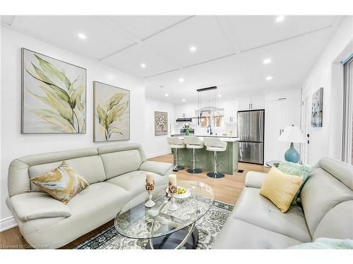 64 Viceroy Court, Hamilton, ON - Indoor Photo Showing Living Room