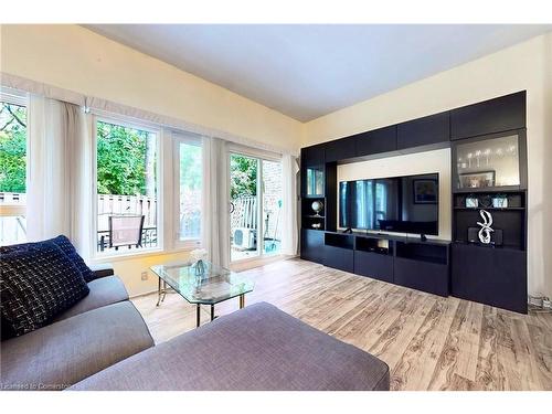 170-2050 Upper Middle Road, Burlington, ON - Indoor Photo Showing Living Room