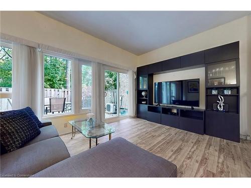 170-2050 Upper Middle Road, Burlington, ON - Indoor Photo Showing Living Room