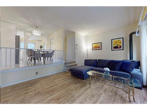 170-2050 Upper Middle Road, Burlington, ON - Indoor Photo Showing Living Room