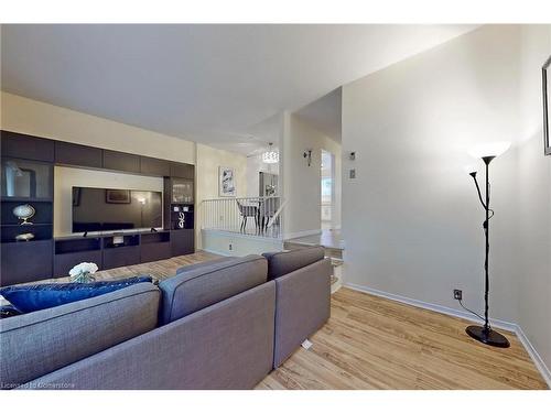 170-2050 Upper Middle Road, Burlington, ON - Indoor Photo Showing Living Room