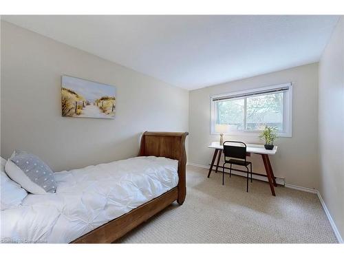 170-2050 Upper Middle Road, Burlington, ON - Indoor Photo Showing Bedroom