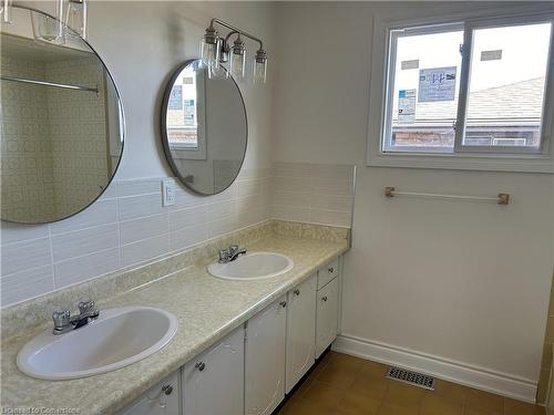 255 Guildwood Drive, Hamilton, ON - Indoor Photo Showing Bathroom