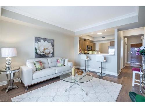 406-5340 Lakeshore Road, Burlington, ON - Indoor Photo Showing Living Room