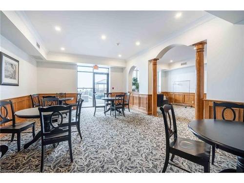 406-5340 Lakeshore Road, Burlington, ON - Indoor Photo Showing Dining Room