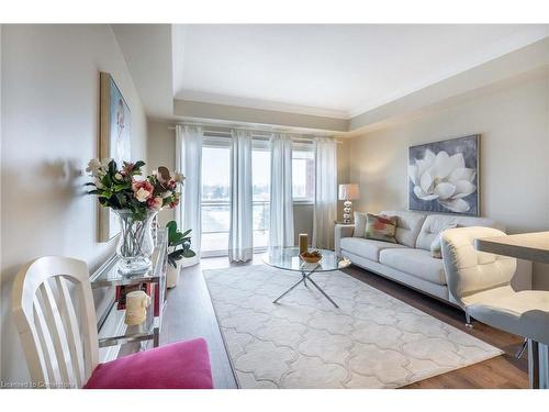 406-5340 Lakeshore Road, Burlington, ON - Indoor Photo Showing Living Room