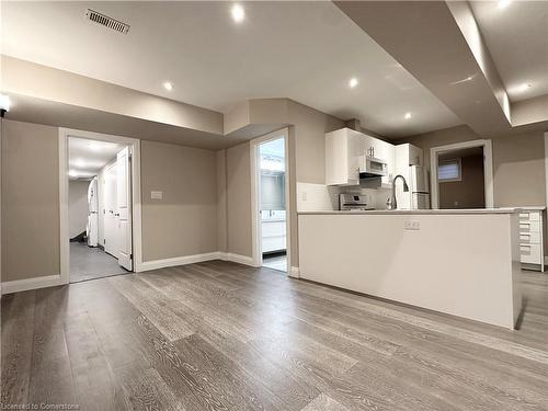 Lower-19 Redcliff Crt Court W, Hamilton, ON - Indoor Photo Showing Kitchen