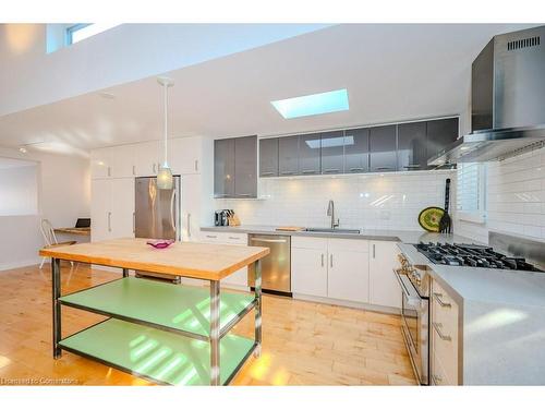 576 Byngmount Avenue, Mississauga, ON - Indoor Photo Showing Kitchen With Stainless Steel Kitchen With Upgraded Kitchen