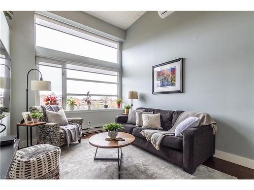 405-50 Main Street, Dundas, ON - Indoor Photo Showing Living Room