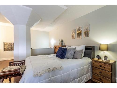 405-50 Main Street, Dundas, ON - Indoor Photo Showing Bedroom