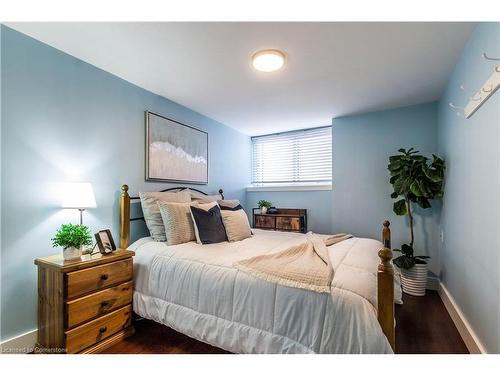 405-50 Main Street, Dundas, ON - Indoor Photo Showing Bedroom