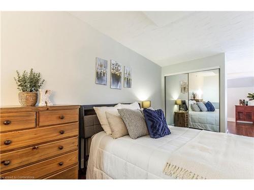 405-50 Main Street, Dundas, ON - Indoor Photo Showing Bedroom