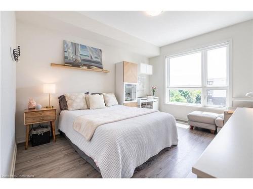 512-340 Plains Road, Burlington, ON - Indoor Photo Showing Bedroom