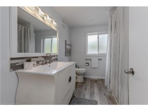 495 Rosedale Crescent, Burlington, ON - Indoor Photo Showing Bathroom