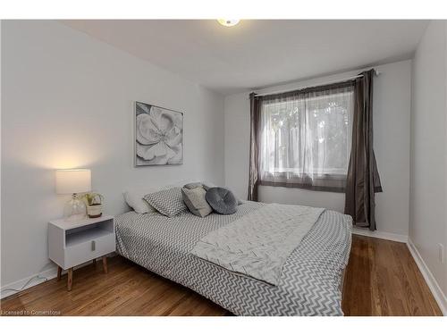 495 Rosedale Crescent, Burlington, ON - Indoor Photo Showing Bedroom