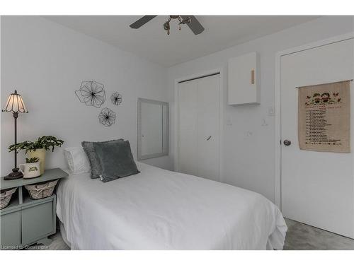 495 Rosedale Crescent, Burlington, ON - Indoor Photo Showing Bedroom