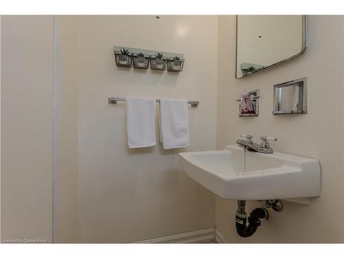 495 Rosedale Crescent, Burlington, ON - Indoor Photo Showing Bathroom