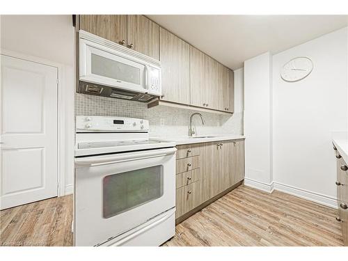 5008 Willowood Drive, Mississauga, ON - Indoor Photo Showing Kitchen