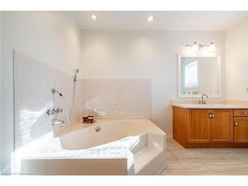 85 Royalvista Drive, Hamilton, ON - Indoor Photo Showing Bathroom