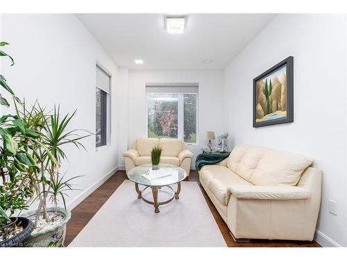 528 Jones Road, Stoney Creek, ON - Indoor Photo Showing Living Room