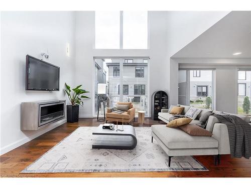 528 Jones Road, Stoney Creek, ON - Indoor Photo Showing Living Room