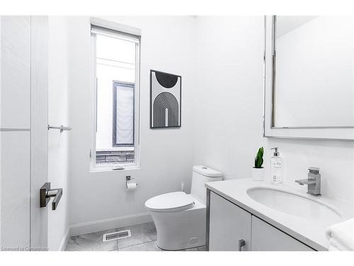 528 Jones Road, Stoney Creek, ON - Indoor Photo Showing Bathroom