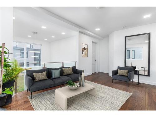 528 Jones Road, Stoney Creek, ON - Indoor Photo Showing Living Room