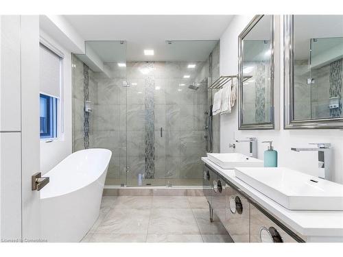 528 Jones Road, Stoney Creek, ON - Indoor Photo Showing Bathroom