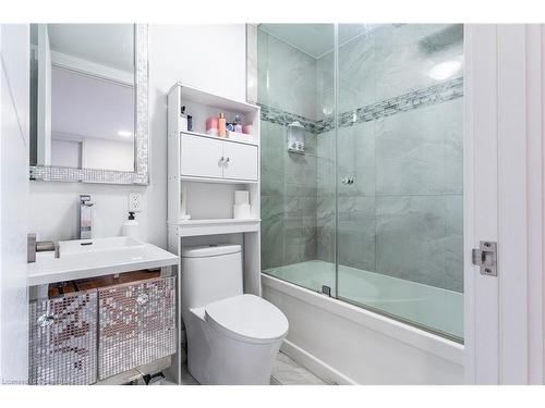 528 Jones Road, Stoney Creek, ON - Indoor Photo Showing Bathroom