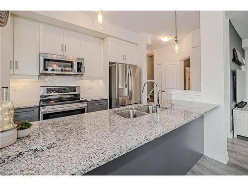 20-288 Glover Road, Stoney Creek, ON - Indoor Photo Showing Kitchen With Double Sink With Upgraded Kitchen