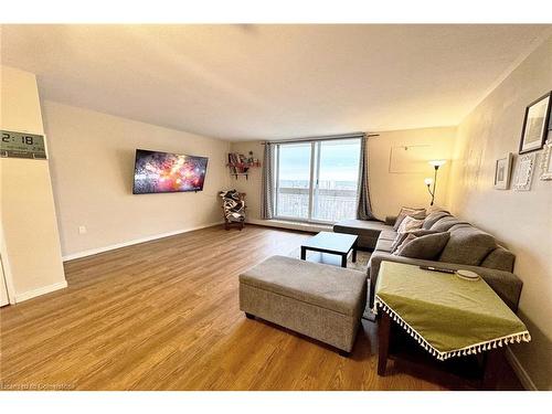 625-350 Quigley Road, Hamilton, ON - Indoor Photo Showing Living Room