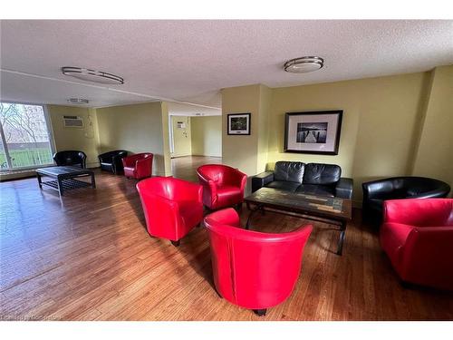 625-350 Quigley Road, Hamilton, ON - Indoor Photo Showing Living Room