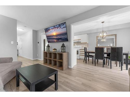 6 Swayze Court, Smithville, ON - Indoor Photo Showing Living Room