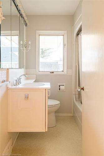 9 Sanders Boulevard, Hamilton, ON - Indoor Photo Showing Bathroom