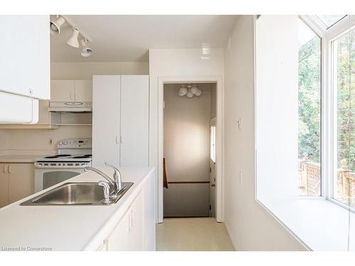 9 Sanders Boulevard, Hamilton, ON - Indoor Photo Showing Kitchen