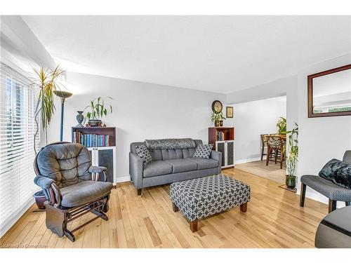 11 Westlake Lane, St. Catharines, ON - Indoor Photo Showing Living Room