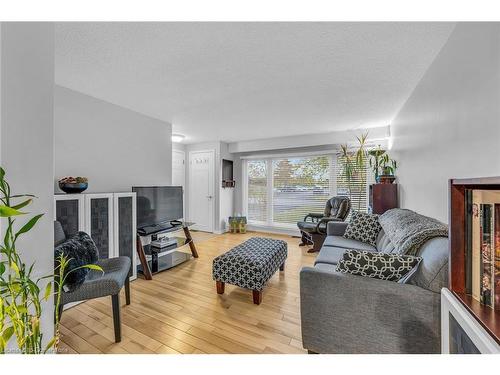 11 Westlake Lane, St. Catharines, ON - Indoor Photo Showing Living Room