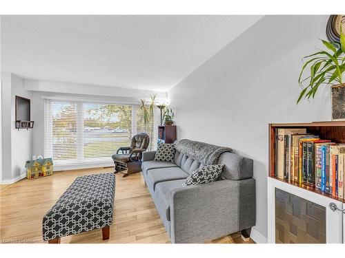 11 Westlake Lane, St. Catharines, ON - Indoor Photo Showing Living Room