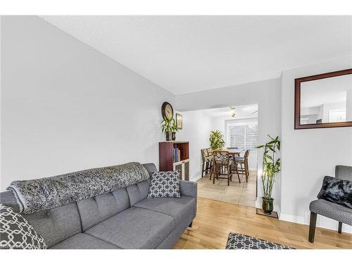 11 Westlake Lane, St. Catharines, ON - Indoor Photo Showing Living Room