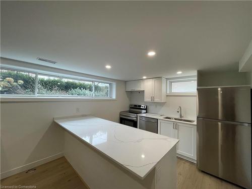 2-45 Endfield Avenue, Hamilton, ON - Indoor Photo Showing Kitchen