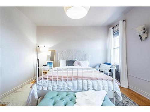 313 Mary Street, Hamilton, ON - Indoor Photo Showing Bedroom