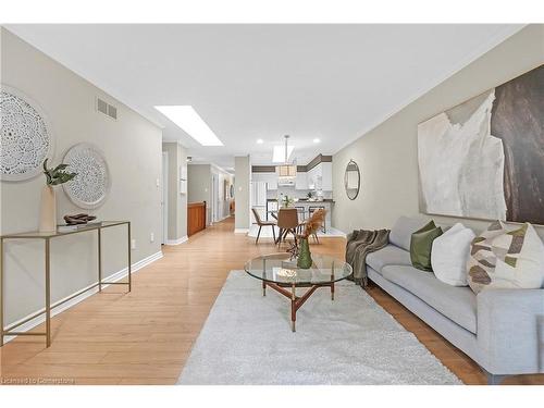 24-20 Meadowlands Boulevard, Ancaster, ON - Indoor Photo Showing Living Room