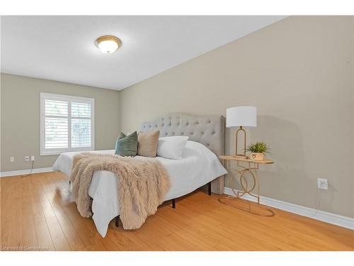 24-20 Meadowlands Boulevard, Ancaster, ON - Indoor Photo Showing Bedroom