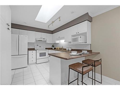 24-20 Meadowlands Boulevard, Ancaster, ON - Indoor Photo Showing Kitchen