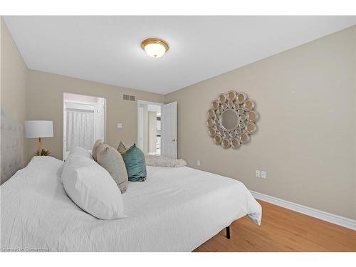 24-20 Meadowlands Boulevard, Ancaster, ON - Indoor Photo Showing Bedroom