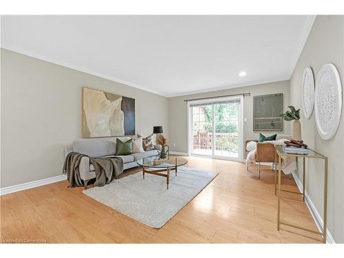 24-20 Meadowlands Boulevard, Ancaster, ON - Indoor Photo Showing Living Room